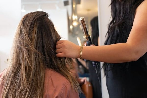 Chute de cheveux diffuse : Causes et traitements